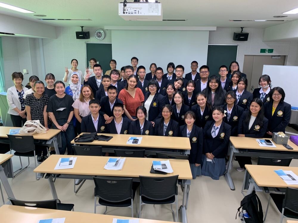 タイ・ブラパ大学の教員6名、高校生29名が本学を訪問しました